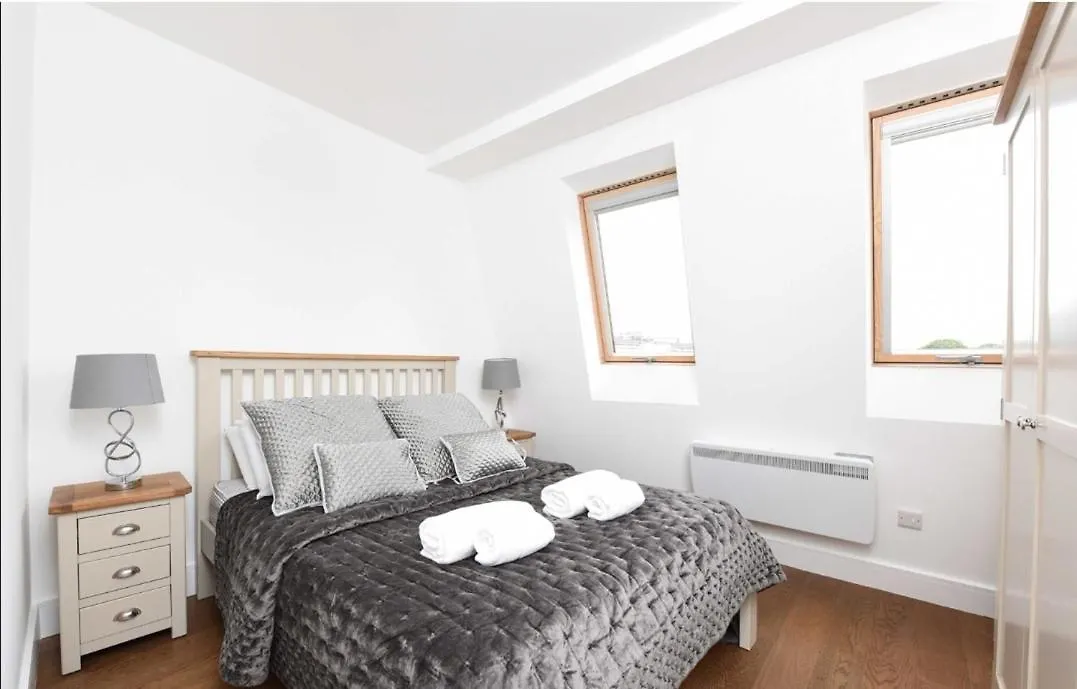 Fully Furnished 2 Bedroom Apartment Canning Town Close To 02 Arena, Canary Wharf With Free Parking London
